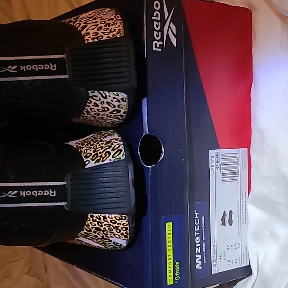 Sneakers - Picture 3 of 6